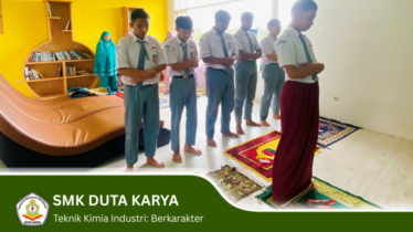 Program Keahlian Teknik Kimia Industri tidak hanya berfokus pada pembelajaran praktik dan keterampilan industri, tetapi juga menanamkan nilai karakter sebagai bagian penting dari proses pendidikan. Salah satu bentuk pembiasaan positif yang rutin dilaksanakan adalah kegiatan salat berjamaah yang diikuti oleh siswa bersama guru di lingkungan sekolah.