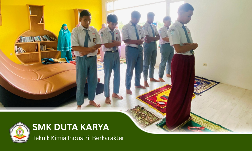 Program Keahlian Teknik Kimia Industri tidak hanya berfokus pada pembelajaran praktik dan keterampilan industri, tetapi juga menanamkan nilai karakter sebagai bagian penting dari proses pendidikan. Salah satu bentuk pembiasaan positif yang rutin dilaksanakan adalah kegiatan salat berjamaah yang diikuti oleh siswa bersama guru di lingkungan sekolah.